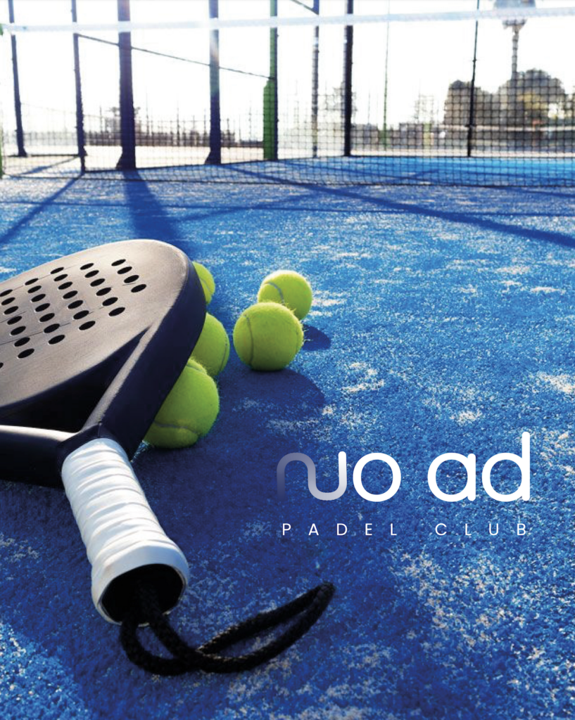 visuel NoAd, raquette de padel sur un terrain
